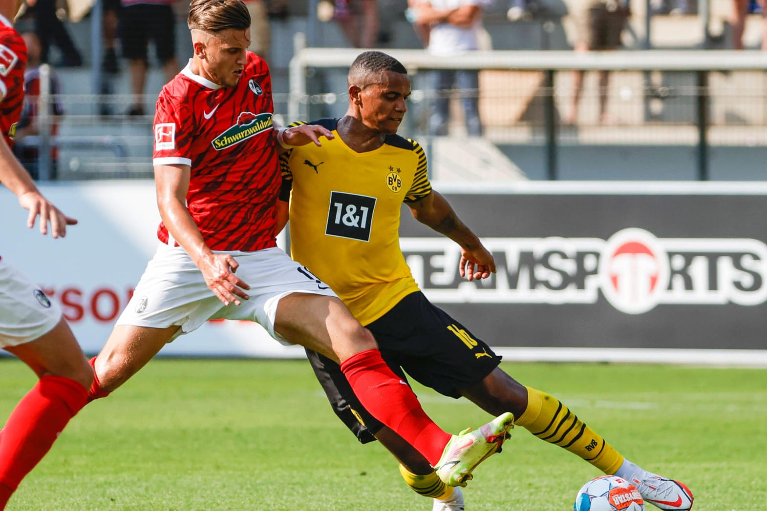 Dortmunds Akanji (r.) im Spiel gegen Freiburg: Auch der Schweizer konnte die BVB-Pleite nicht verhindern.