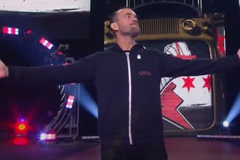 Umjubelt: CM Punk auf dem Weg zum Ring bei AEW Rampage in Chicago.