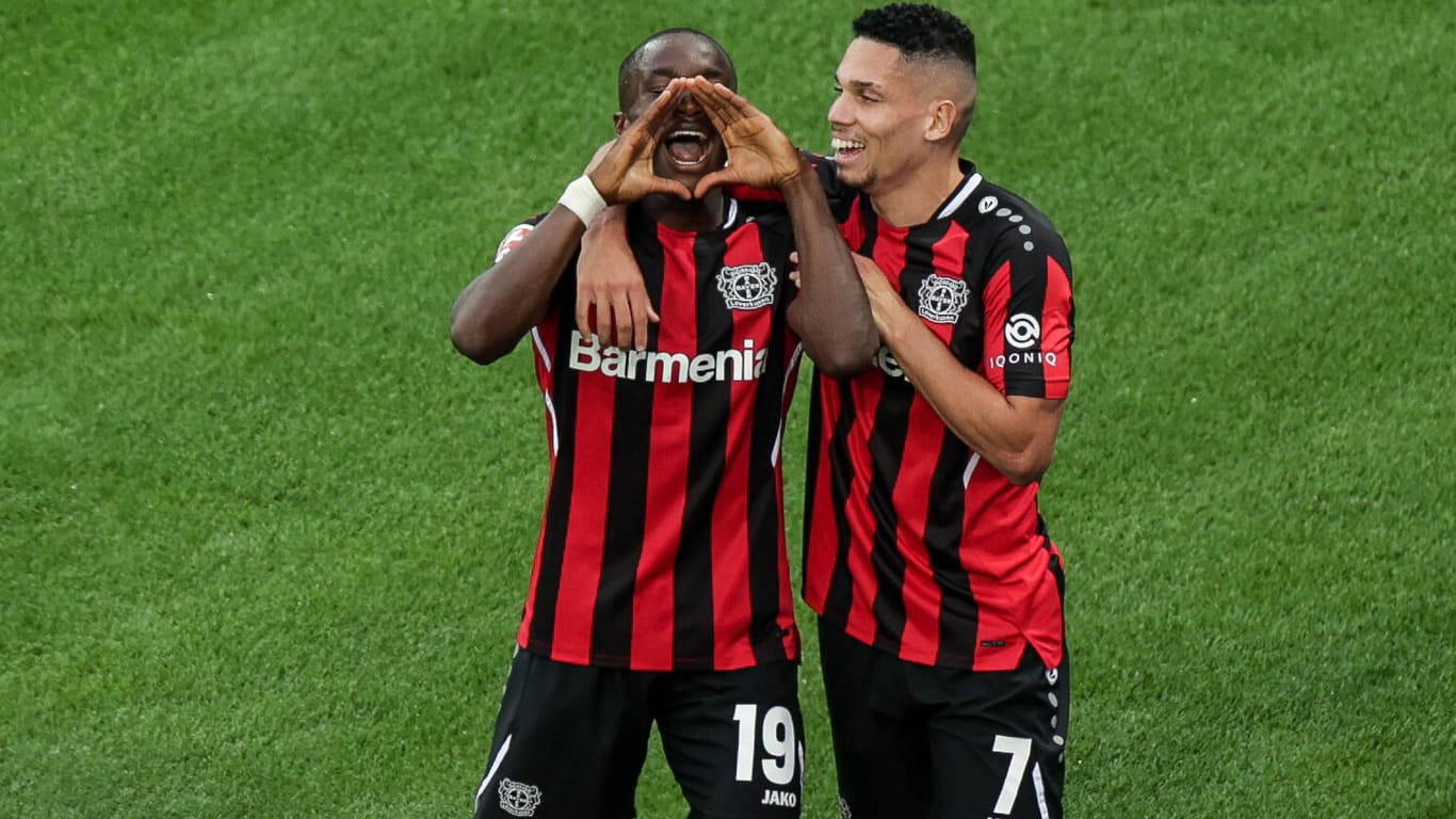 Moussa Diaby (l.) und Paulinho: Das Offensivduo zeigte bei Leverkusens Sieg gegen Gladbach teils spektakuläre Aktionen.