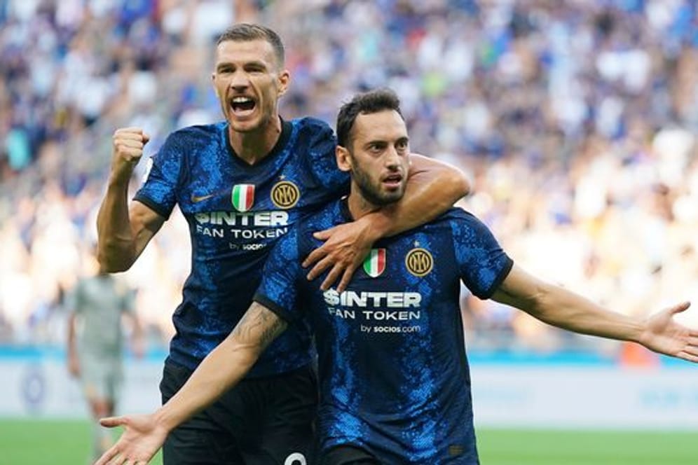Die beiden Inter-Neuzugänge Edin Dzeko (l) und Hakan Calhanoglu feierten ein gelungenes Debüt.