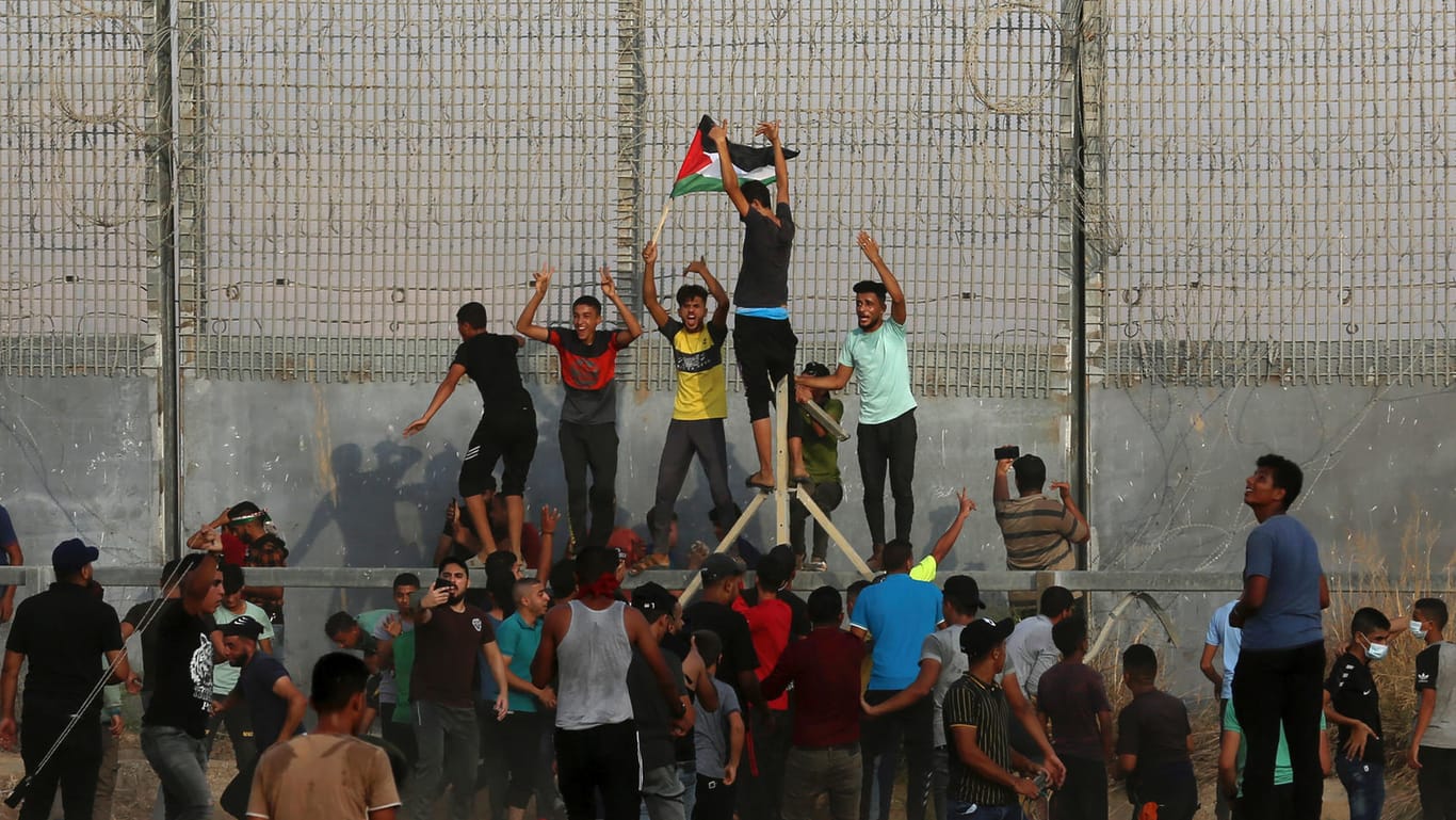 Palästinensische Demonstranten versuchen am Samstag, den Grenzzaun im Gazastreifen zu erklimmen.