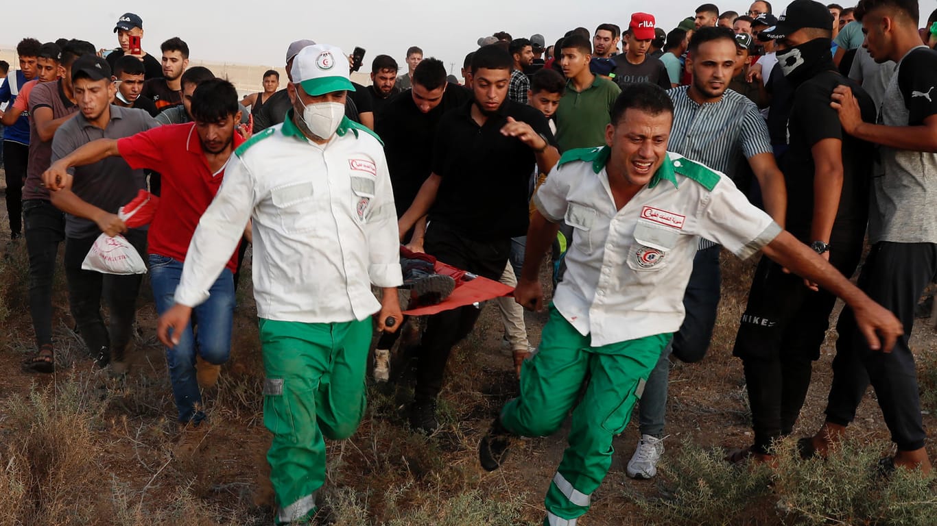 Sanitäter transportieren einen verletzten Demonstranten ab. Im Gazastreifen kam es erneut zu Auseinandersetzungen mit israelischen Kräften.