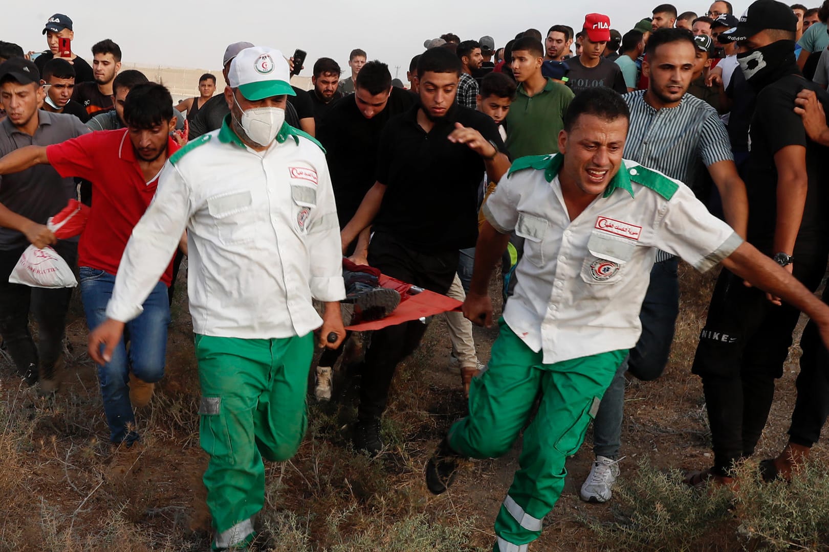 Sanitäter transportieren einen verletzten Demonstranten ab. Im Gazastreifen kam es erneut zu Auseinandersetzungen mit israelischen Kräften.
