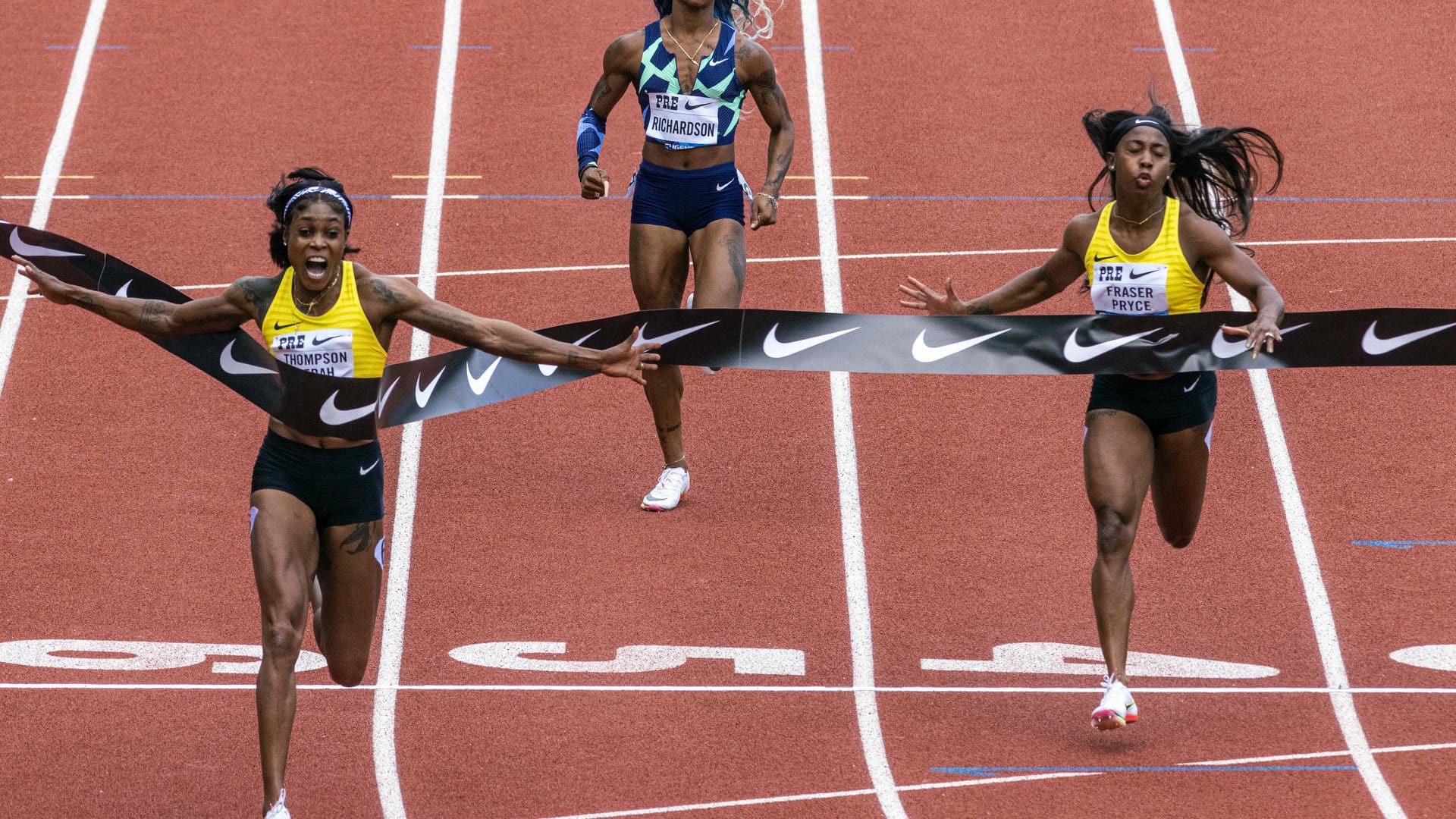 Die Jamaikanerin Elaine Thompson-Herah läuft beim Prefontaine Classic Treffen als Erste ins Ziel – mit einer großartigen Zeit.