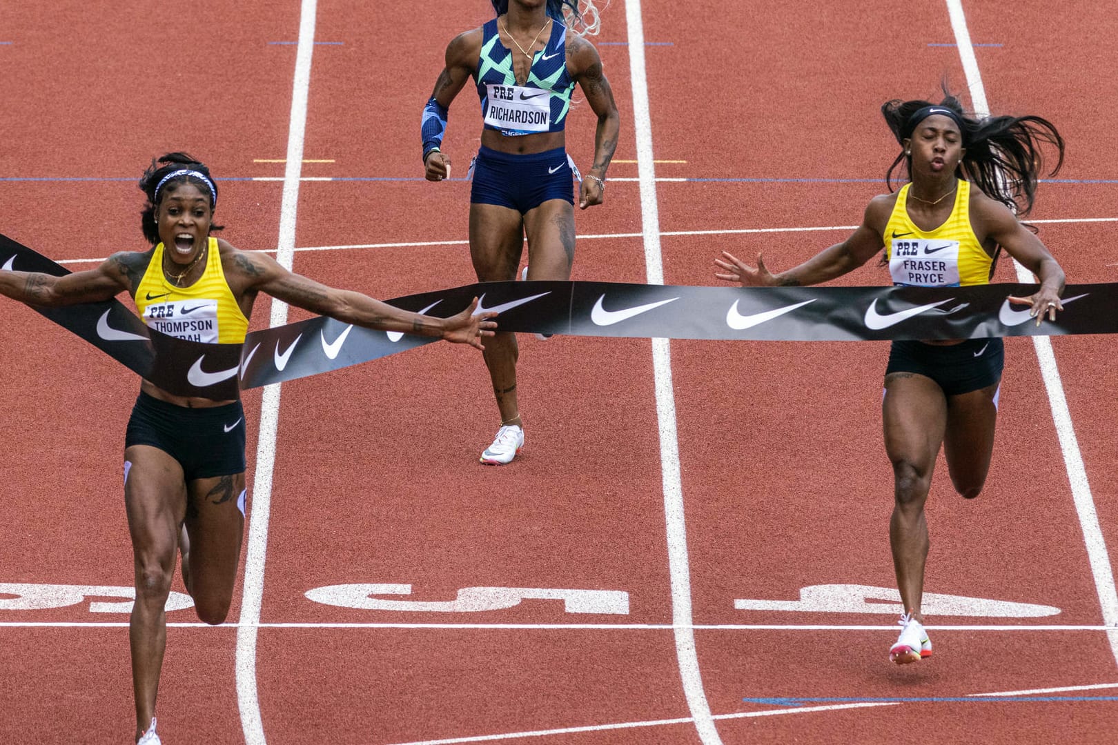 Die Jamaikanerin Elaine Thompson-Herah läuft beim Prefontaine Classic Treffen als Erste ins Ziel – mit einer großartigen Zeit.