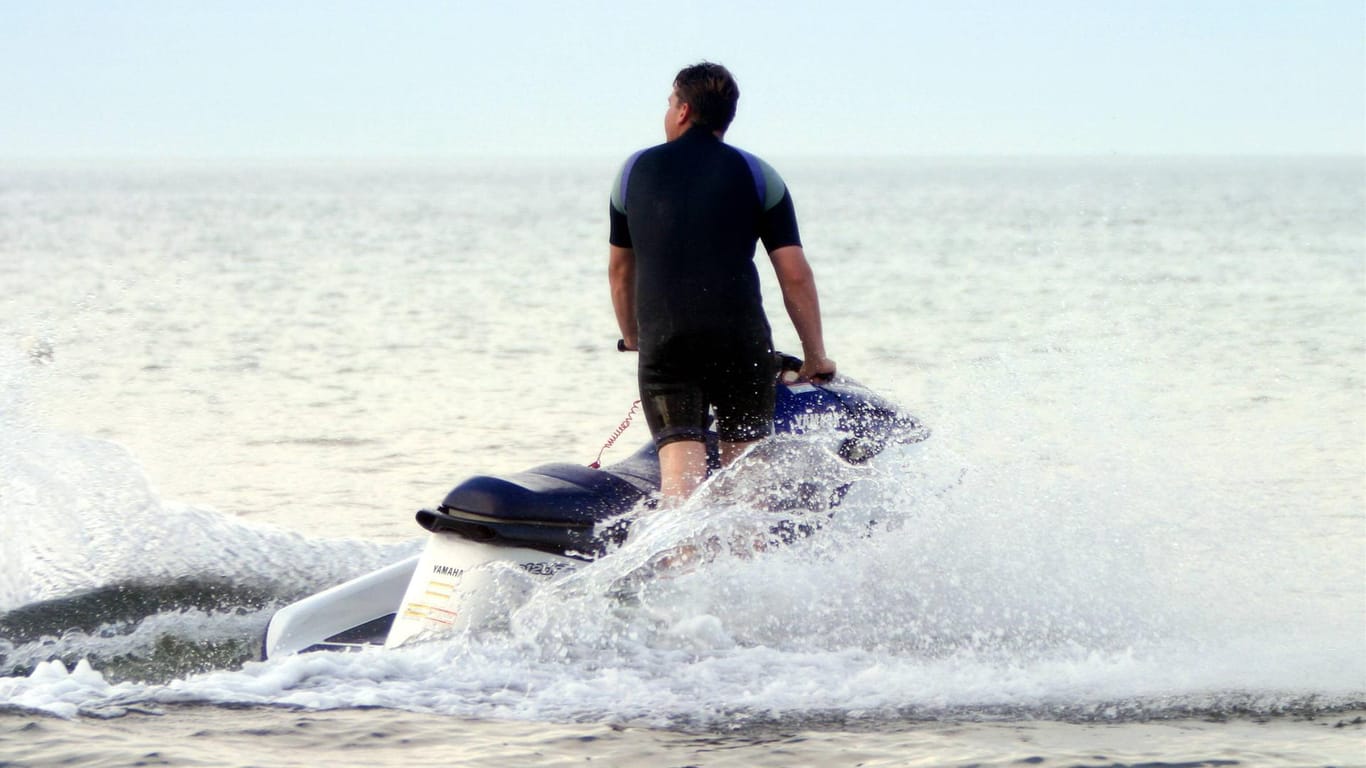 Ein Mann fährt auf einem Jetski in der Ostsee (Symbolbild). Bei einem Unfall mit einem solchen Gefährt ist ein Mann ums Leben gekommen.