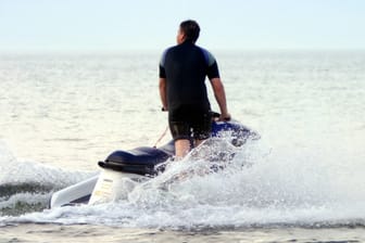 Ein Mann fährt auf einem Jetski in der Ostsee (Symbolbild). Bei einem Unfall mit einem solchen Gefährt ist ein Mann ums Leben gekommen.