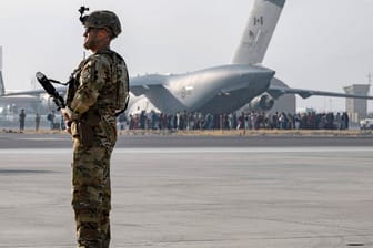 Ein US-Soldat sichert das Vorfeld am Flughafen von Kabul (Archivbild). Die USA befürchten Anschläge von Terrorgruppen.