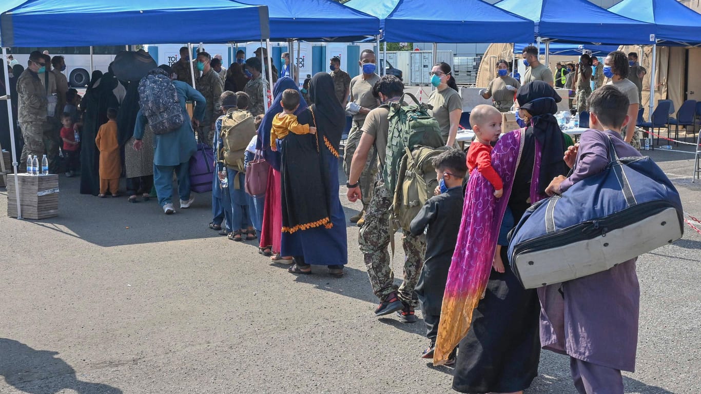 Afghanische Flüchtlinge aus Kabul stehen in Rammstein an, um registriert zu werden. Die EU warnt vor einer neuen Flüchtkingswelle.