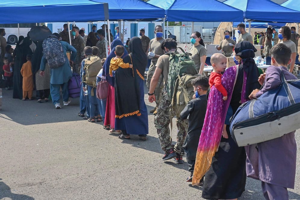 Afghanische Flüchtlinge aus Kabul stehen in Rammstein an, um registriert zu werden. Die EU warnt vor einer neuen Flüchtkingswelle.