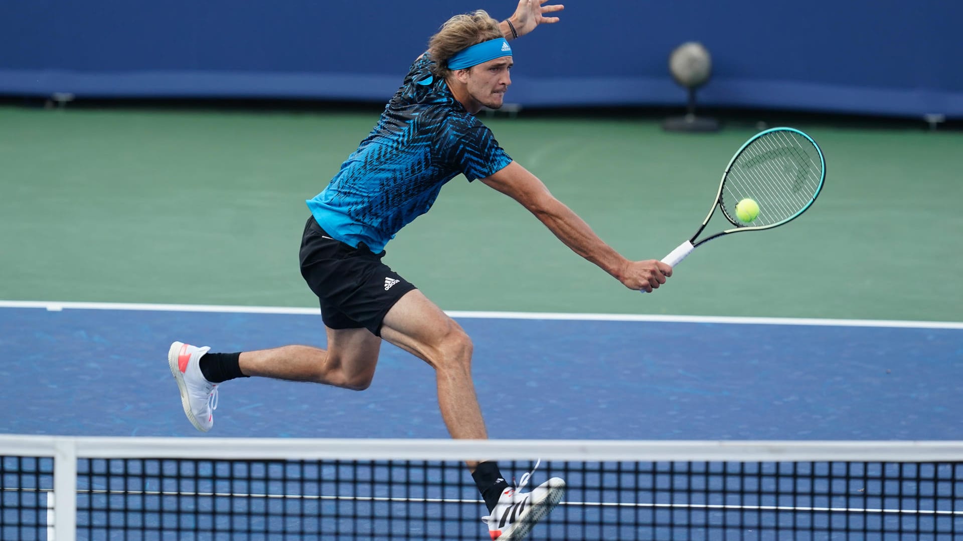 Alexander Zverev schlägt eine Rückhand im Halbfinale des ATP-Turniers in Cincinnati. Alexander Zverev schlägt eine Rückhand im Halbfinale des ATP-Turniers in Cincinnati.