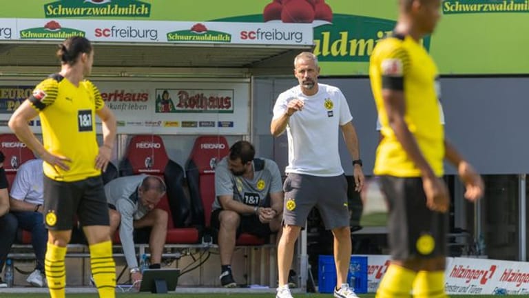 Trainer Marco Rose (M) und seine Dortmunder mussten gegen Freiburg eine Niederlage einstecken.