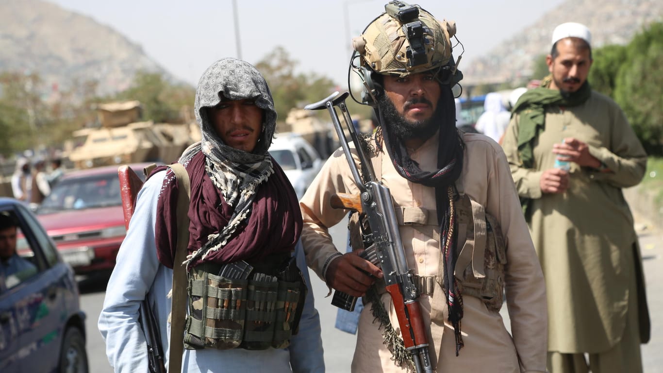 Merkwürdige Bilder in den Straßen von Kabul: Islamisten tragen westliche Schutzausrüstung.