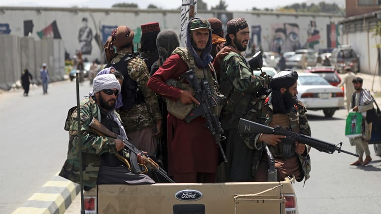 Eine Taliban-Patrouille in Kabul: Zahlreiche westliche Waffen und Fahrzeuge sind in die Hände der Islamisten gefallen.