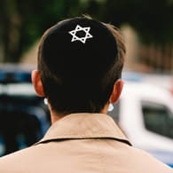 Ein Mann mit Kippa (Symbolbild): In Köln ist es offenbar zu einer judenfeindlichen Attacke gekommen.