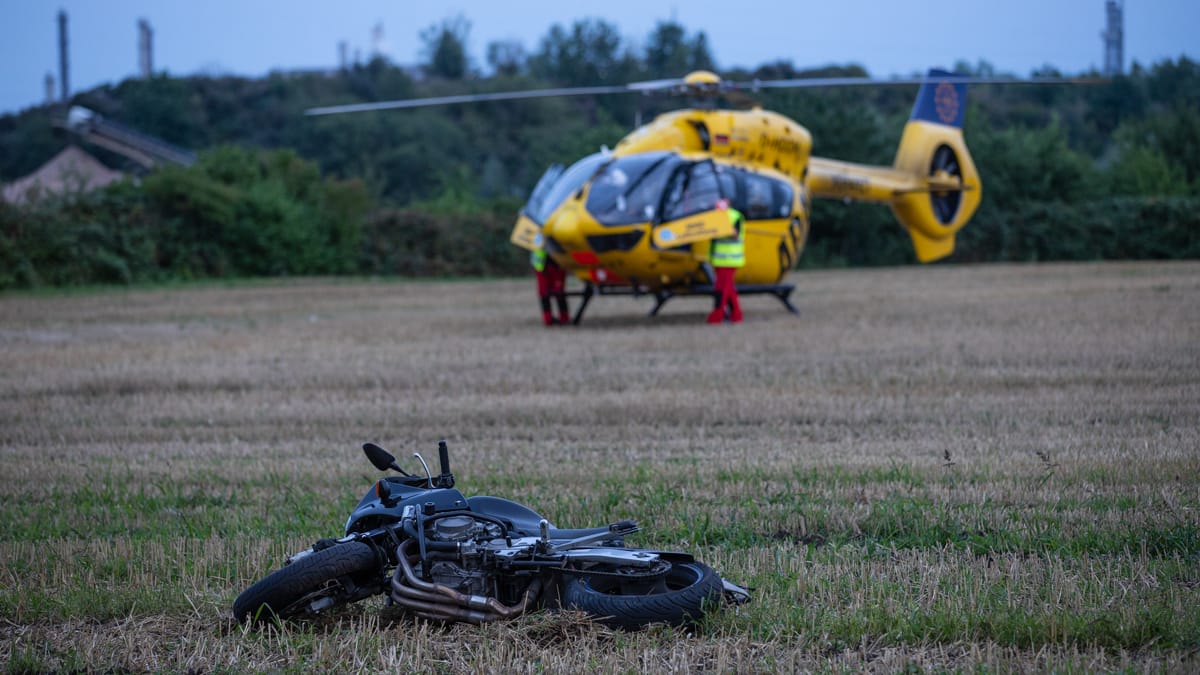 Ein Motorrad liegt auf einem Feld: In Köln ist der Fahrer eines Motorrades verunglückt. Ein Motorrad liegt auf einem Feld: In Köln ist der Fahrer eines Motorrades verunglückt.