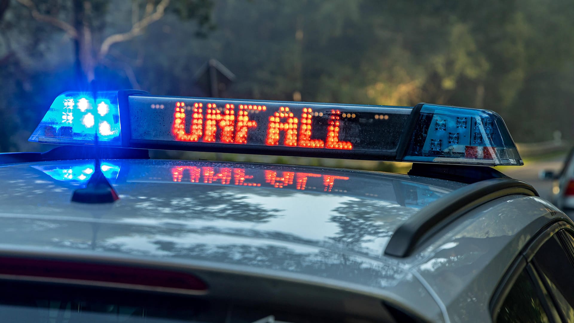 Polizei im Unfalleinsatz: In Stolberg ist ein Biker frontal mit einem Auto zusammengestoßen.