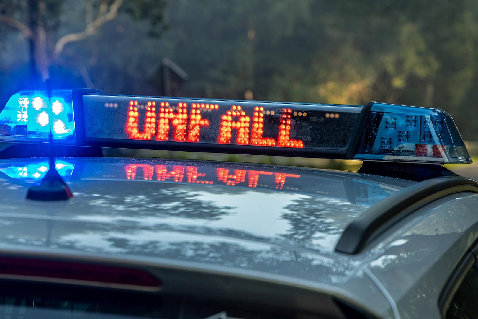 Polizei im Unfalleinsatz: In Stolberg ist ein Biker frontal mit einem Auto zusammengestoßen.