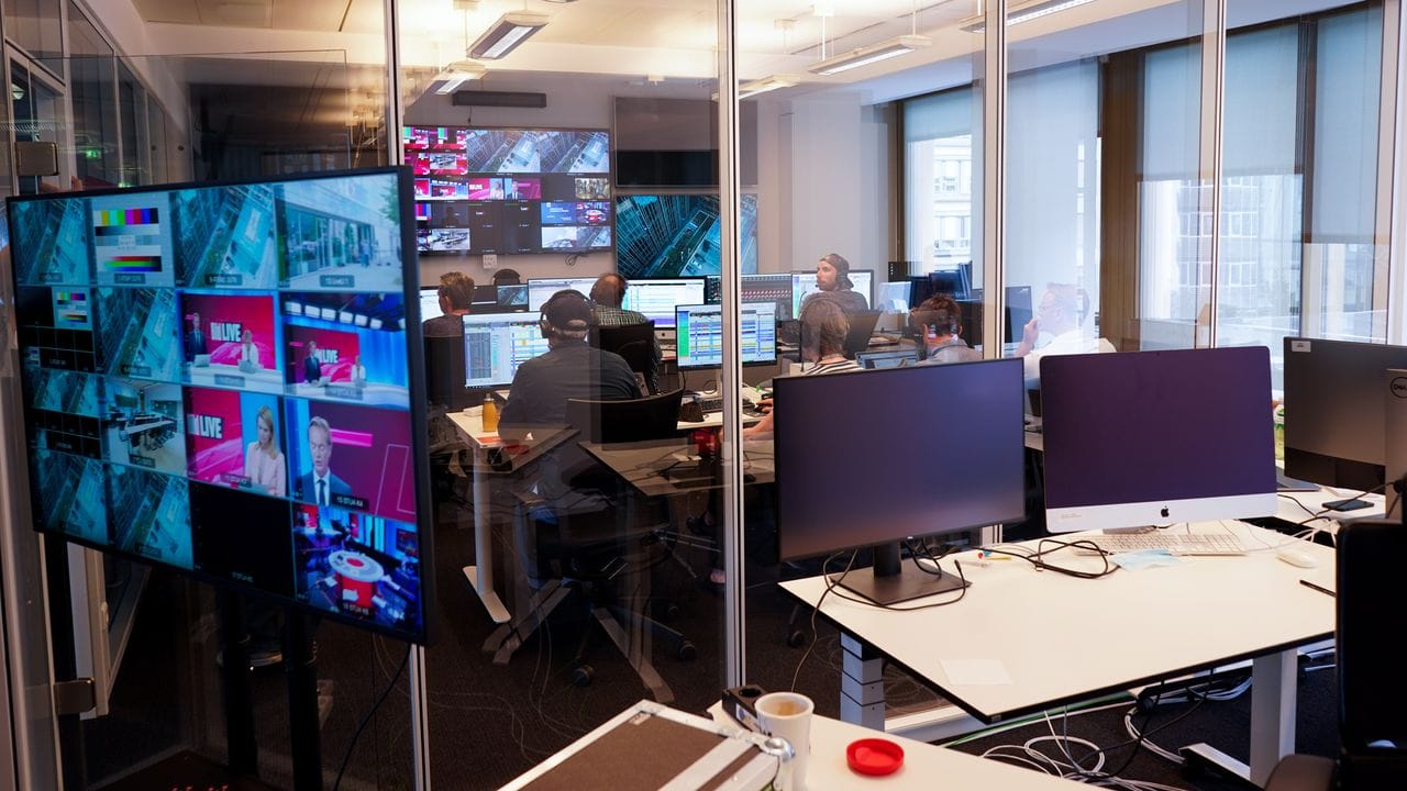 Im Regie-Raum des neuen TV-Senders "Bild". Im Regie-Raum des neuen TV-Senders "Bild".