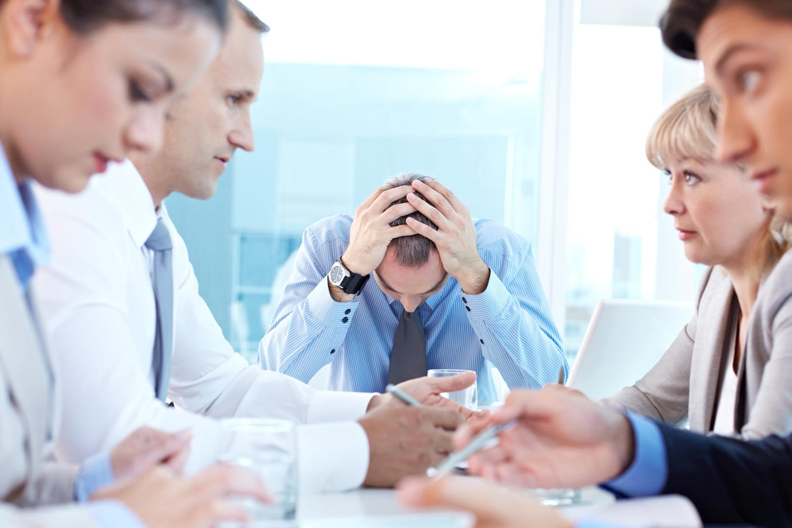 Eine Gruppe gestresster Mitarbeiter beim Meeting. Wie Stress empfunden wird, ist bei Frauen und Männern unterschiedlich.