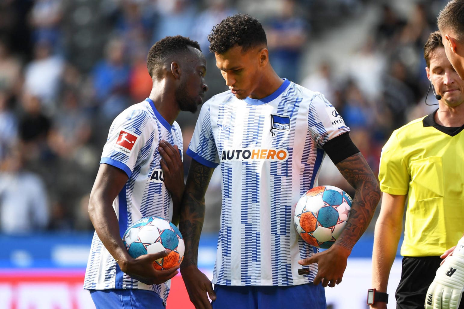 Streit um den Punkt: Herthas Lukebakio (l.) und Selke vor dem Elfmeter gegen Wolfsburg.