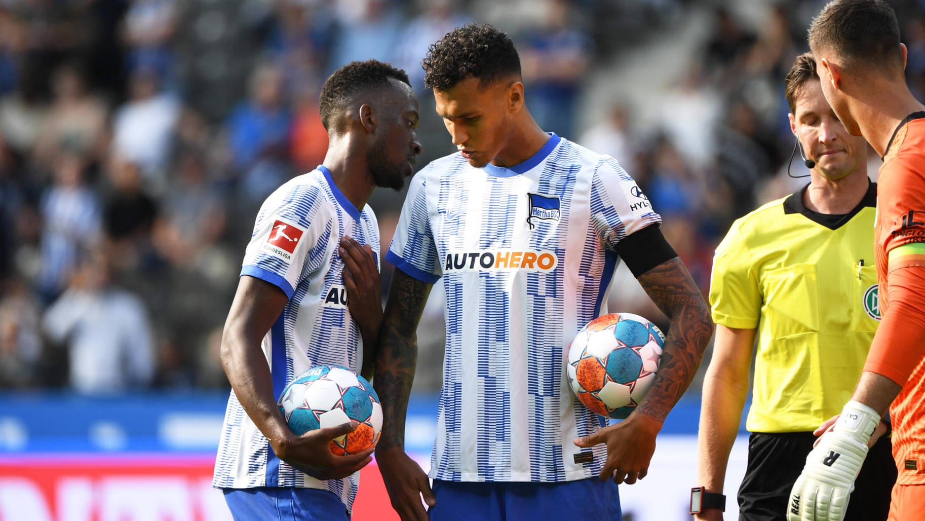 Streit um den Punkt: Herthas Lukebakio (l.) und Selke vor dem Elfmeter gegen Wolfsburg. Streit um den Punkt: Herthas Lukebakio (l.) und Selke vor dem Elfmeter gegen Wolfsburg.