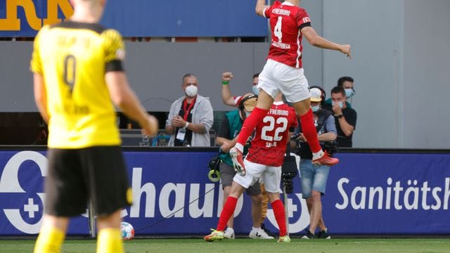 BVB-Stürmer Erling Haaland (l) musste den Freiburgern beim Jubeln zuschauen. BVB-Stürmer Erling Haaland (l) musste den Freiburgern beim Jubeln zuschauen.