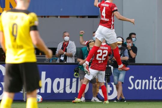 BVB-Stürmer Erling Haaland (l) musste den Freiburgern beim Jubeln zuschauen.