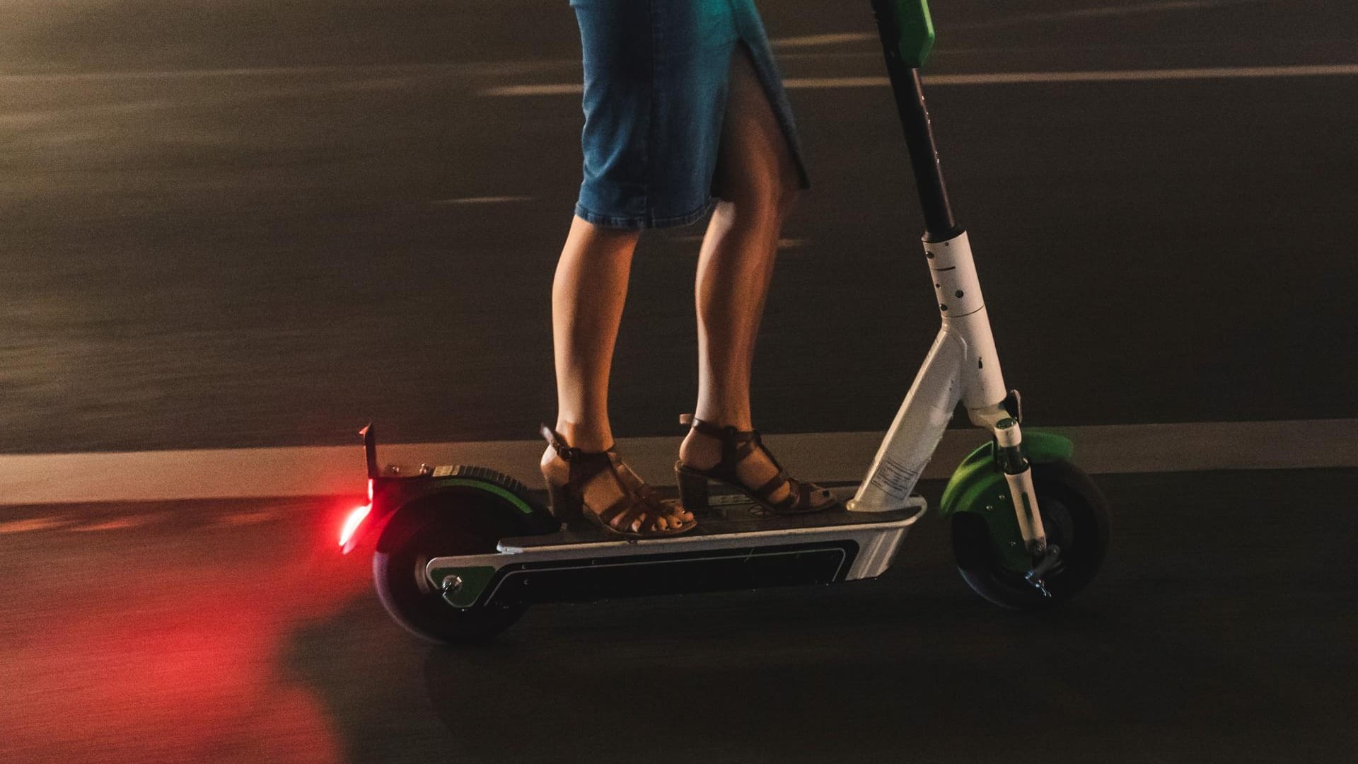Eine Frau auf einem E-Scooter (Symbolbild): Die Polizei hat eine betrunkene Fahrerin auf der Autobahn gestoppt. Eine Frau auf einem E-Scooter (Symbolbild): Die Polizei hat eine betrunkene Fahrerin auf der Autobahn gestoppt.