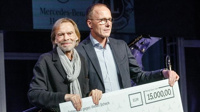 Der Schauspieler Volker Lechtenbrink (l) erhält von Matthias Kallis, Leiter Mercedes-Benz Hamburg, den mit 15.