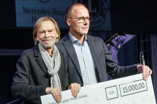 Der Schauspieler Volker Lechtenbrink (l) erhält von Matthias Kallis, Leiter Mercedes-Benz Hamburg, den mit 15.