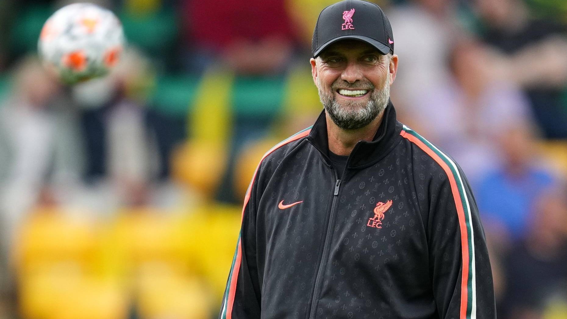 Neuer Look: Jürgen Klopp steht beim FC Liverpool ohne Brille an der Seitenlinie.