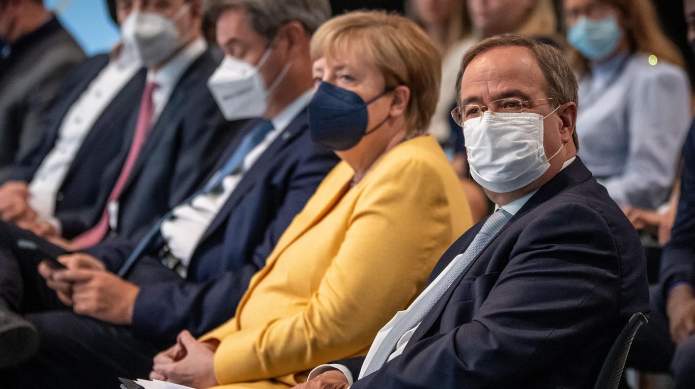 Armin Laschet und Angela Merkel beim zentralen Wahlkampfauftakt von CDU und CSU: Die Sticheleien von Markus Söder gehen nicht am Unionskanzlerkandidaten vorbei.