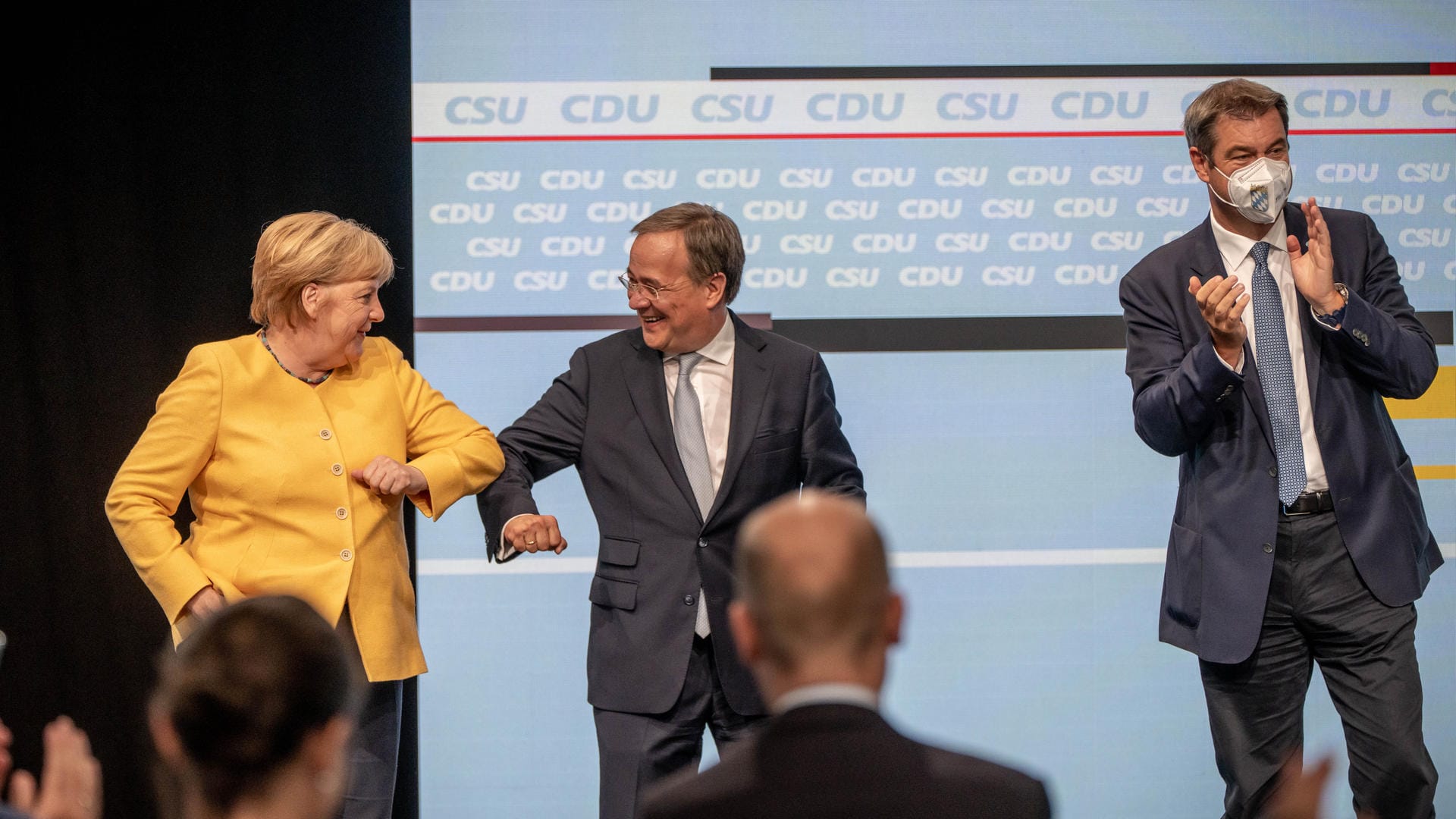 Angela Merkel, Armin Laschet und Markus Söder beim zentralen Wahlkampfauftakt von CDU und CSU: Die Kanzlerin hält weiterhin zum neuen Kanzlerkandidaten der Union.