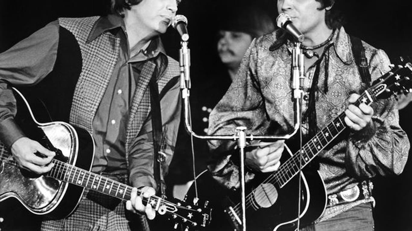 Die Everly Brothers, Phil Everly (l) und Bruder Don (r) im Dezember 1970 in Las Vegas.
