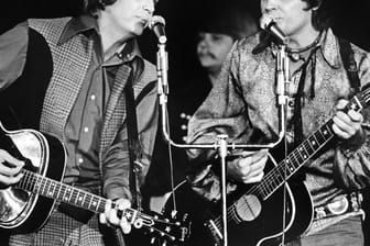 Die Everly Brothers, Phil Everly (l) und Bruder Don (r) im Dezember 1970 in Las Vegas.