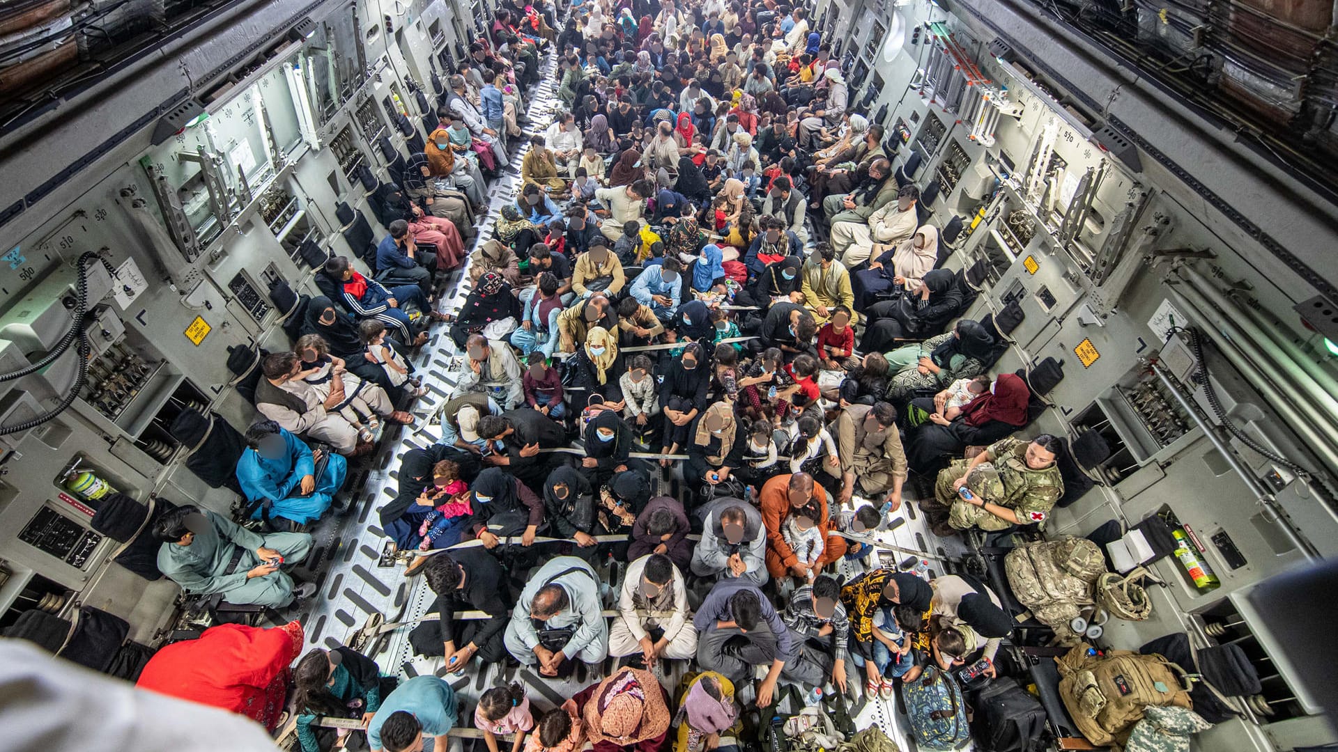 Hunderte Menschen fliehen aus Kabul: Ortskräfte der GIZ, die das Land jedoch nicht verlassen wollen, sollen gefördert werden.