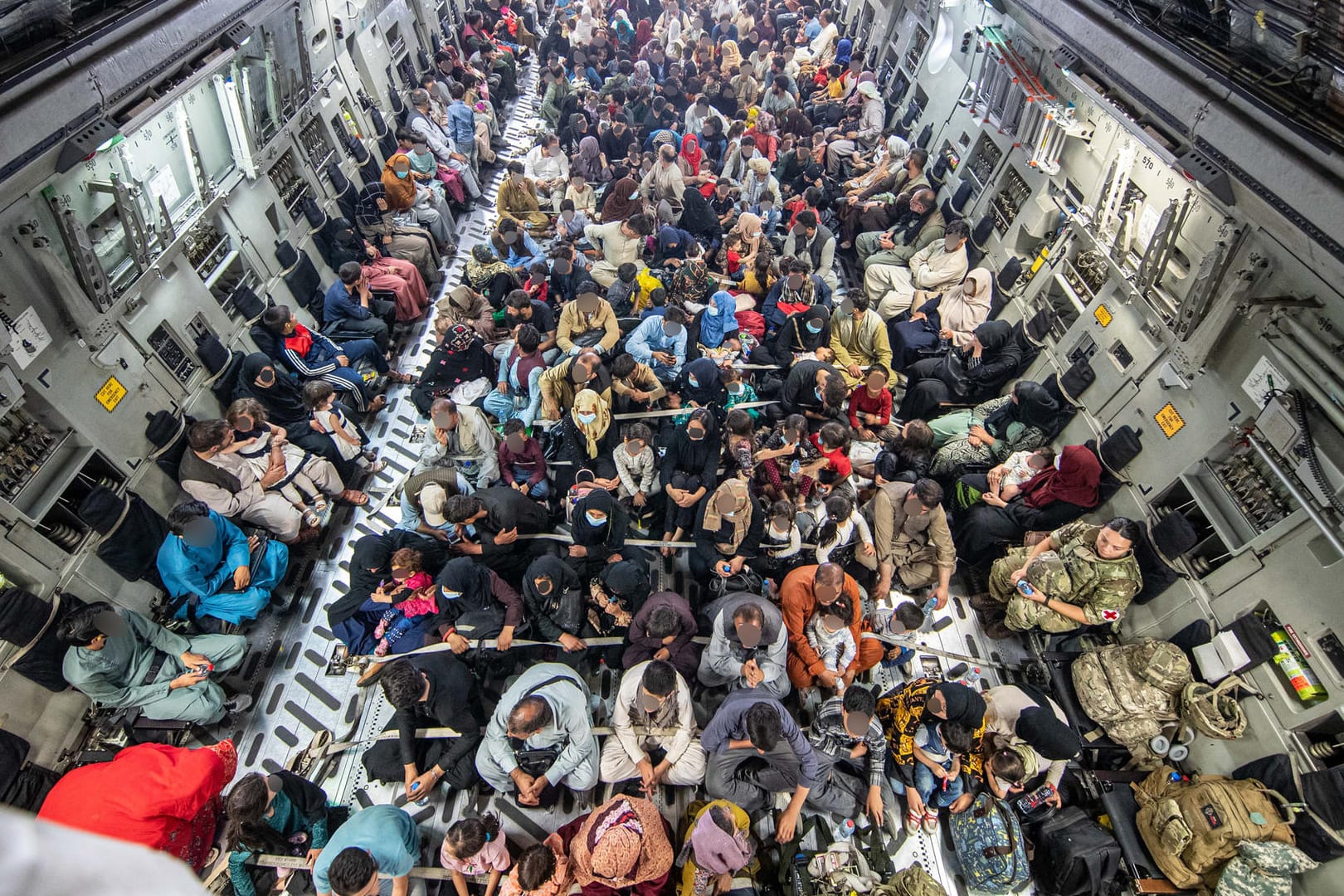 Hunderte Menschen fliehen aus Kabul: Ortskräfte der GIZ, die das Land jedoch nicht verlassen wollen, sollen gefördert werden.