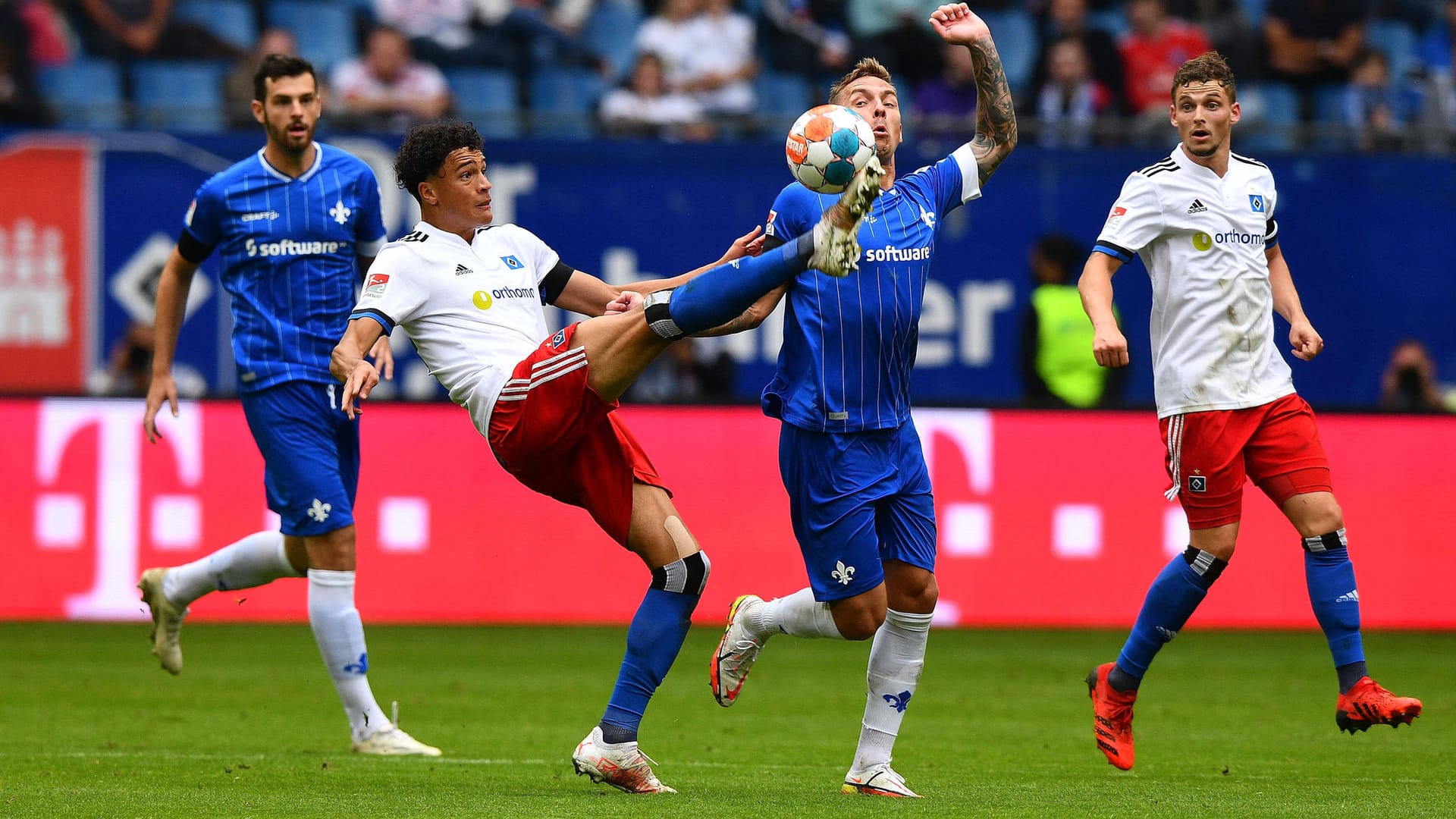 Stellvertretend für eine intensive Partie: Hamburgs Jonas David (l.) und der Darmstädter Philipp Tietz streiten um den Ball.