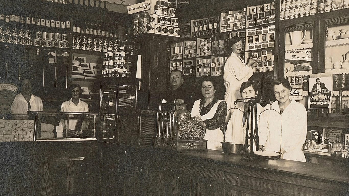 Ein Einblick in die Beginne von Aldi: Die Mutter von Theodor und Karl Albrecht gründete 1914 einen Lebensmittelladen, ein Jahr zuvor hatte der Vater einen Backwarenhandel eröffnet.