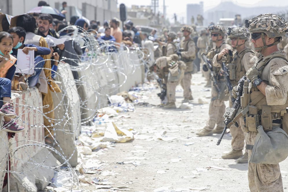 US-Einsatzkräfte bewachen den Flughafen in Kabul: Nach der Zuspitzung der Lage in Afghanistan fordern mehrere Parteien eine Aufarbeitung.