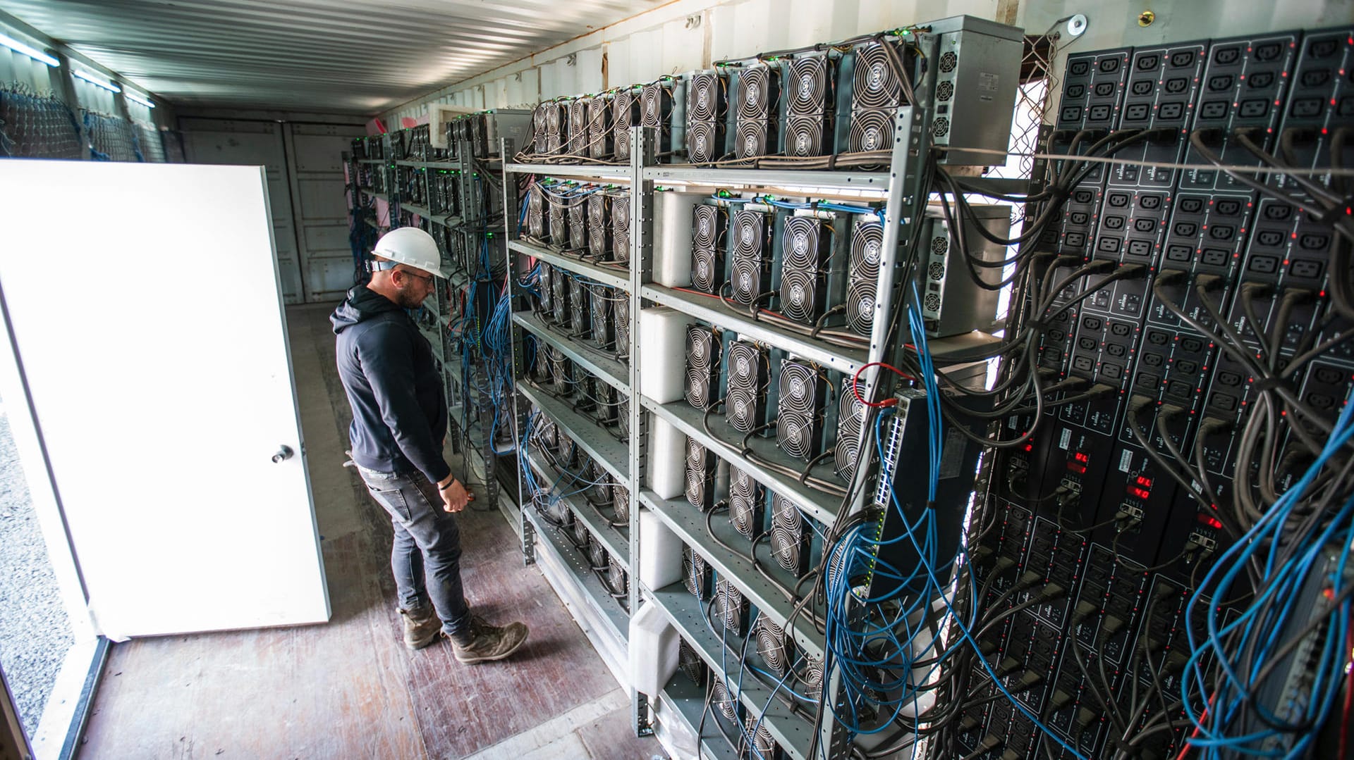 Bitcoin-Mining-Maschinen (Symbolbild): Die großen Vermögensverwalter investieren hohe Summen über Fonds in Firmen, die mit großen Farms Bitcoins generieren.