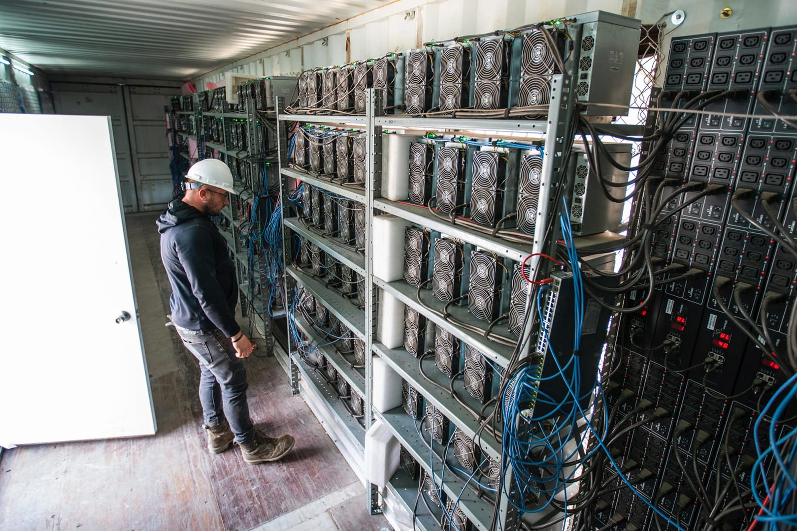 Bitcoin-Mining-Maschinen (Symbolbild): Die großen Vermögensverwalter investieren hohe Summen über Fonds in Firmen, die mit großen Farms Bitcoins generieren.