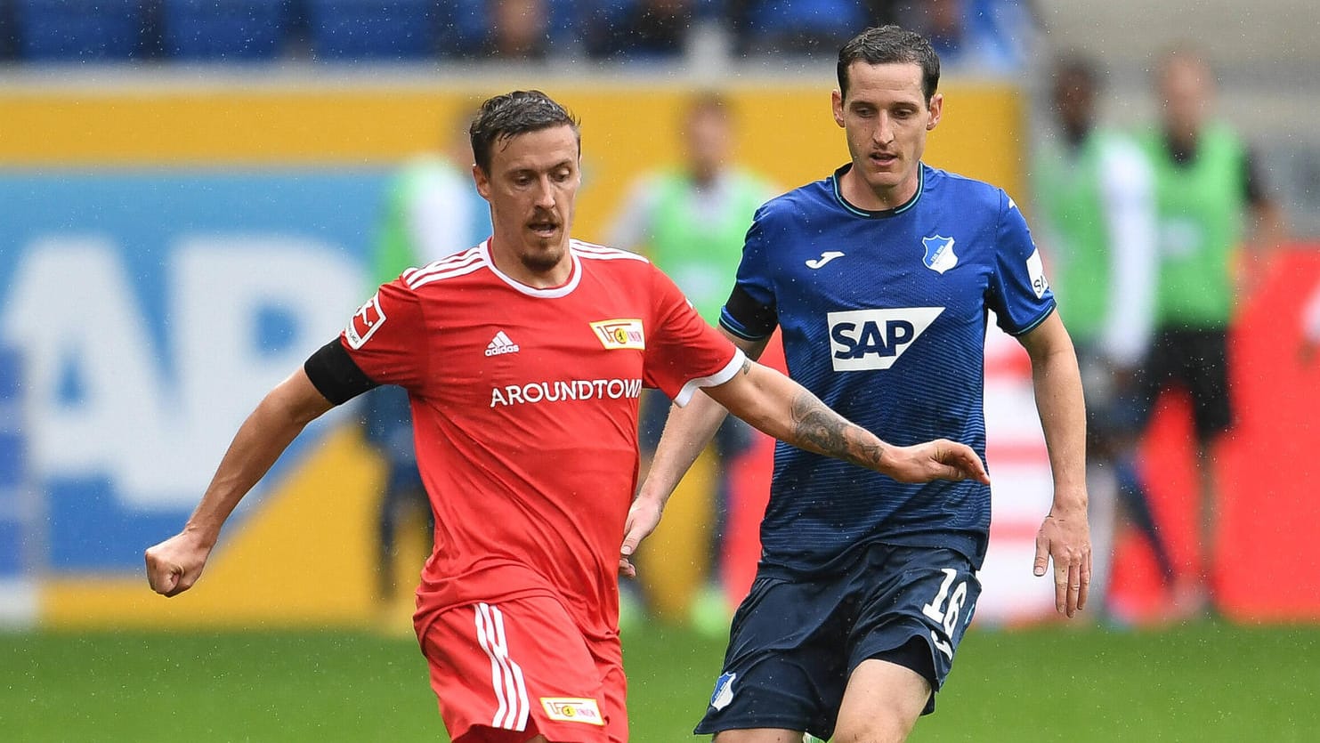 Unions Max Kruse wird von Hoffenheims Sebastian Rudy belauert (v.l.).