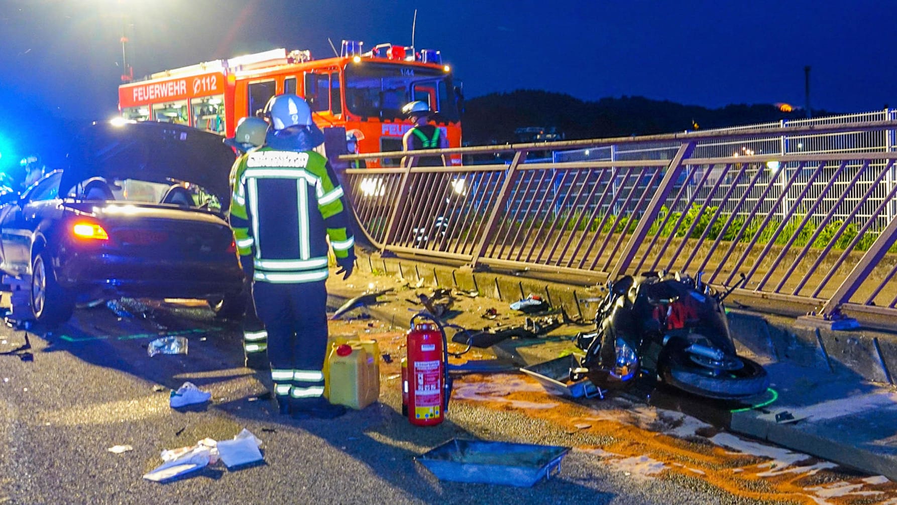 Feuerwehrleute an der Unfallstelle in Gengenbach: Ein Motorradfahrer und sein Mitfahrer sind hier ums Leben gekommen. Feuerwehrleute an der Unfallstelle in Gengenbach: Ein Motorradfahrer und sein Mitfahrer sind hier ums Leben gekommen.