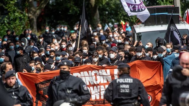 Die Antifa-Demonstration gegen Rechts zieht durch die Stadt: Der Protestzug verlief weitestgehend ohne Zwischenfälle.