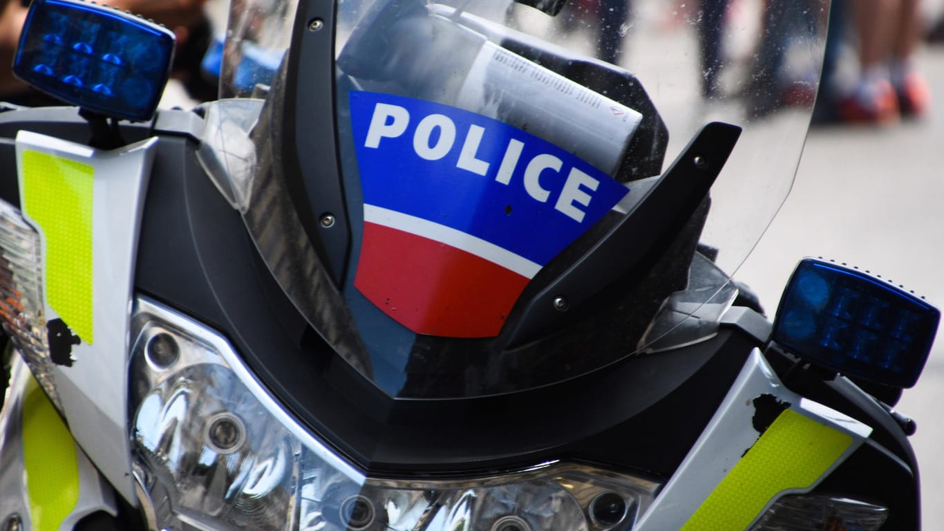 Ein Motorrad der Polizei in Marseille: In der südfranzösischen Stadt wurden zwei Menschen erschossen, eine weitere Person wurde tot in einem brennenden Wagen gefunden.