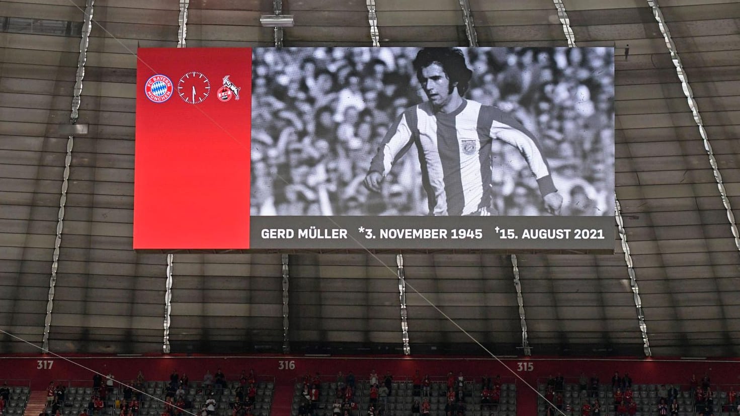 Allianz-Arena: In München wurde vor dem Spiel der Bayern gegen Köln dem verstorbenen Torjäger Gerd Müller gedacht. Allianz-Arena: In München wurde vor dem Spiel der Bayern gegen Köln dem verstorbenen Torjäger Gerd Müller gedacht.