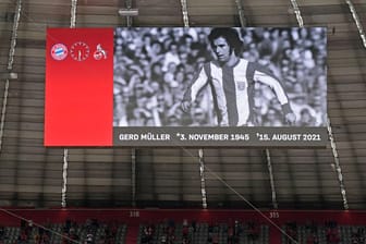 Allianz-Arena: In München wurde vor dem Spiel der Bayern gegen Köln dem verstorbenen Torjäger Gerd Müller gedacht.