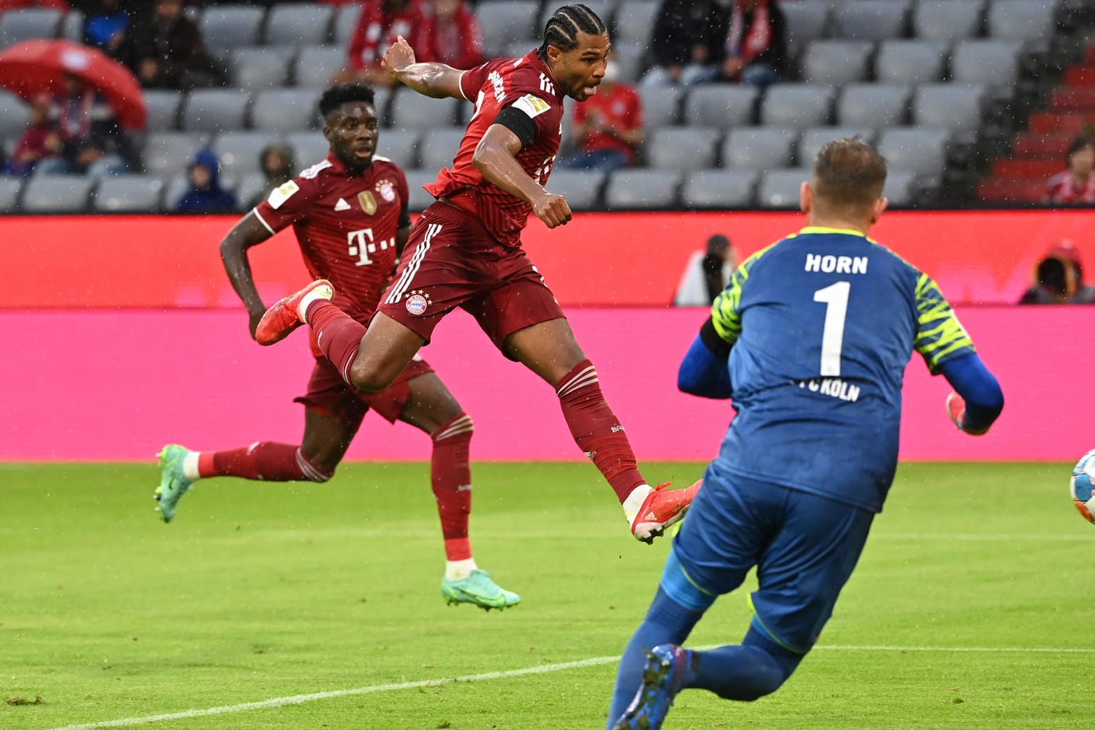 Doppel-Torschütze: Bayerns Gnabry (M.) gegen den 1. FC Köln.